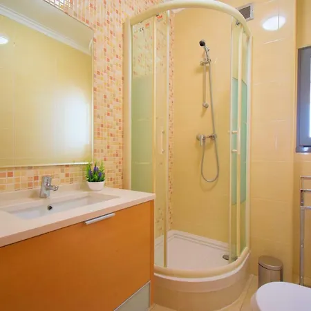 Spacious With A/c, 5 Walking Min From The Beach Albufeira