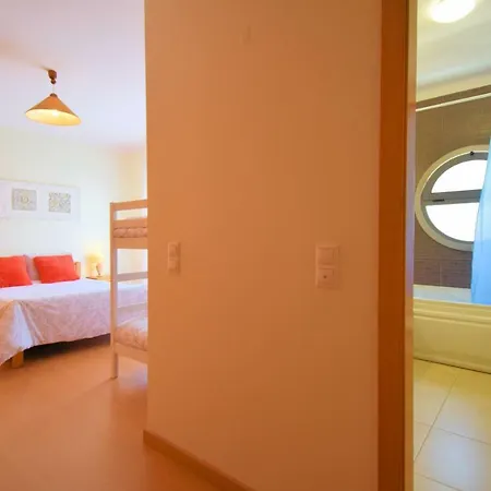 Apartment Spacious With A/c, 5 Walking Min From The Beach